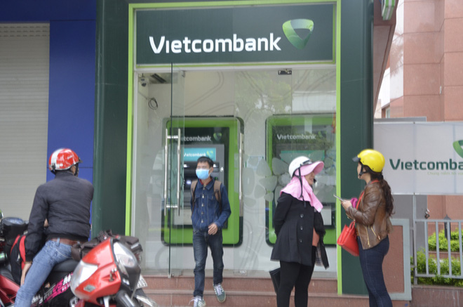 Kết quả hình ảnh cho Vietcombank khóa hàng loạt thẻ ATM