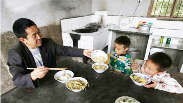  Không chỉ dạy học, thầy Jinhua còn chăm lo cuộc sống hàng ngày cho học trò. Ảnh: Xinhua. 