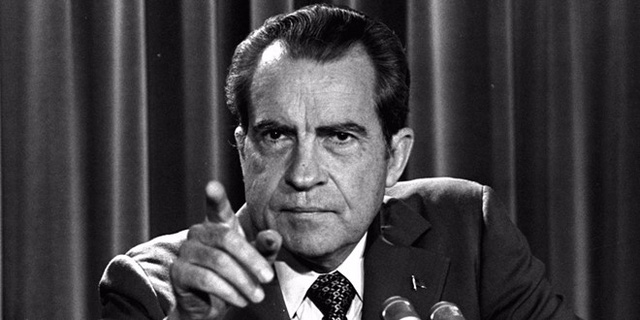 Richard Nixon, tổng thống thứ 37 của Mỹ từng mặc đồ con gà để quảng cáo cho một cửa hàng bán thịt địa phương. Sau đó, ông cũng làm công việc của người quay vòng quay may mắn tại gian hàng trò chơi ở lễ hội Slippery Gulch. Nixon chia sẻ đó là công việc yêu thích của ông. Ảnh: AP.