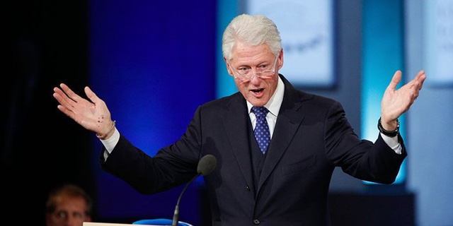 Ở tuổi 13, Bill Clinton trở thành một người bán tạp hóa tại bang Arkansas. Tổng thống thứ 42 của Mỹ cũng từng thuyết phục ông chủ để ông bán truyện tranh tại cửa hàng và thu về thêm 100 USD cho sự kiên trì này. Ảnh: Getty.