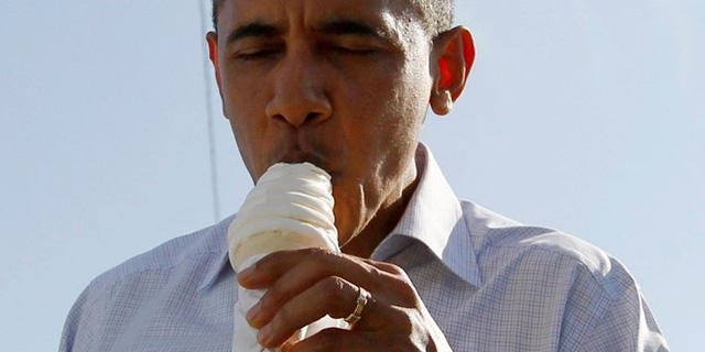 Barack Obama từng là một người xúc kem tại cửa hàng Baskin-Robbins tại thành phố Honolulu. Tuy nhiên, công việc không dễ dàng như tên gọi. “Kem chocolate thực sự cứng nên cổ tay tôi thường bị đau”, ông chia sẻ. Ảnh: Reuters.