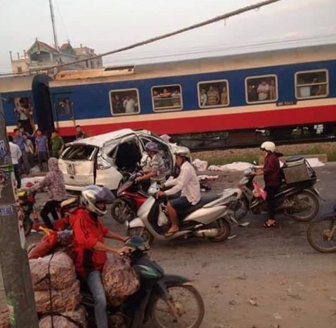 Hiện trường vụ tàu hỏa đâm ô tô sáng 24/ ở cung đường sắt đen Thường Tín, Hà Nội.