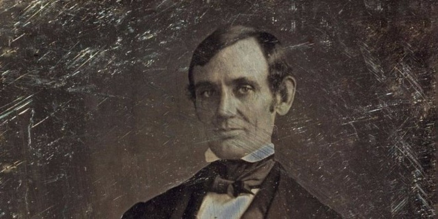 Công việc đầu tiên của Abraham Lincoln là nhân viên của một cửa hàng tại thị trấn New Salem, Illinois. Thực tế, chính công việc này mang lại lợi thế đưa ông trở thành tổng thống thứ 16 của Mỹ khi giúp ông xây dựng mối quan hệ với hầu hết mọi người trong thị trấn. Ông được biết đến như một người thông minh và thân thiện. 6 tháng sau, ông bắt đầu chiến dịch chính trị đầu tiên, một vị trí trong cơ quan lập pháp bang Illinois. Ảnh: Wikimedia.