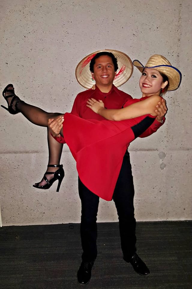  Hương và chồng biểu diễn điệu nhảy salsa trong Chương trình văn hóa Việt Nam tại trường Đại học Harvard, Mỹ. Ảnh: NVCC 