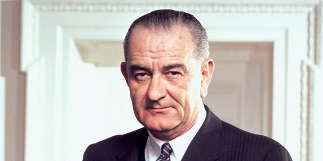 Khi lên 9, Lyndon B. Johnson từng đi đánh giày trong suốt kỳ nghỉ hè để kiếm tiền tiêu vặt. Bên cạnh đó, vị tổng thống thứ 36 của Mỹ cũng từng là một người chăn dê trong trang trại của chú ông. Ảnh: Wikimedia.