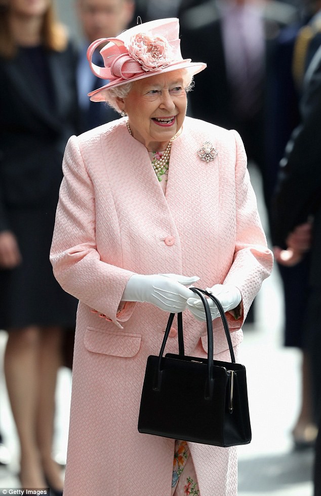  Không chỉ là phụ kiện đi kèm, chiếc túi xách màu đen luôn được Nữ hoàng Anh đem theo bên mình còn chứa đựng bí mật đặc biệt - Ảnh 3.