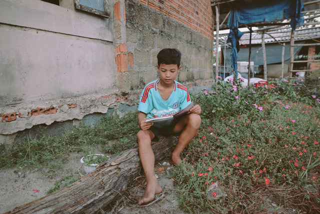 Bộ ảnh xúc động về cậu bé mồ côi ở Quảng Nam tự lập từ năm 12 tuổi, nuôi lợn để được đến trường - Ảnh 16.