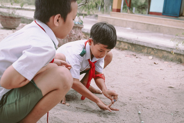 Bộ ảnh xúc động về cậu bé mồ côi ở Quảng Nam tự lập từ năm 12 tuổi, nuôi lợn để được đến trường - Ảnh 7.