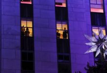 Trong khi sếp Tây lại ra tối hậu thư ‘về nhà đón Giáng sinh đi, không ai được làm việc hết’ thì các giám đốc Việt kêu ca nhân viên nghỉ lễ quá nhiều