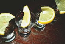 Những miếng chanh ở hàng quán, có nên dùng chúng không